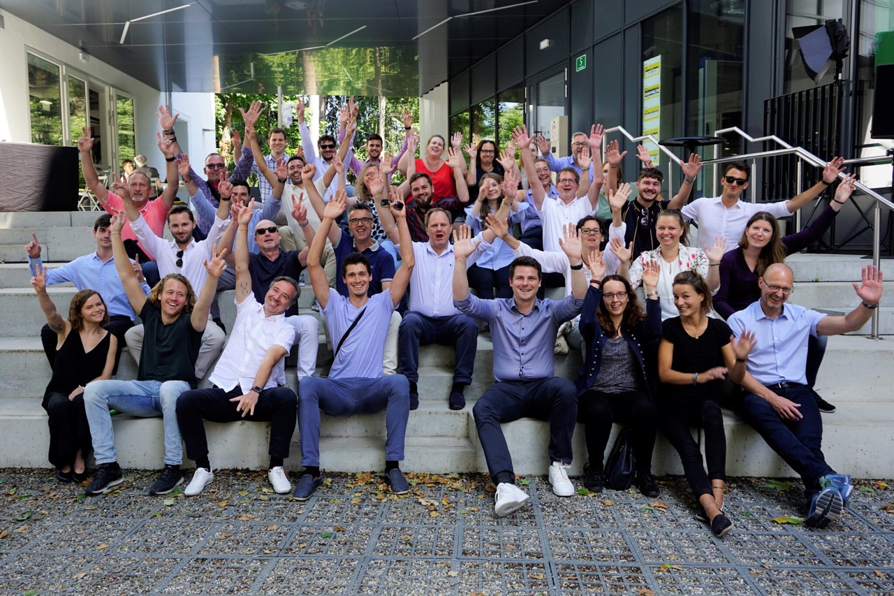 Teamfoto vom Inspiraliateam vor dem Unicorn