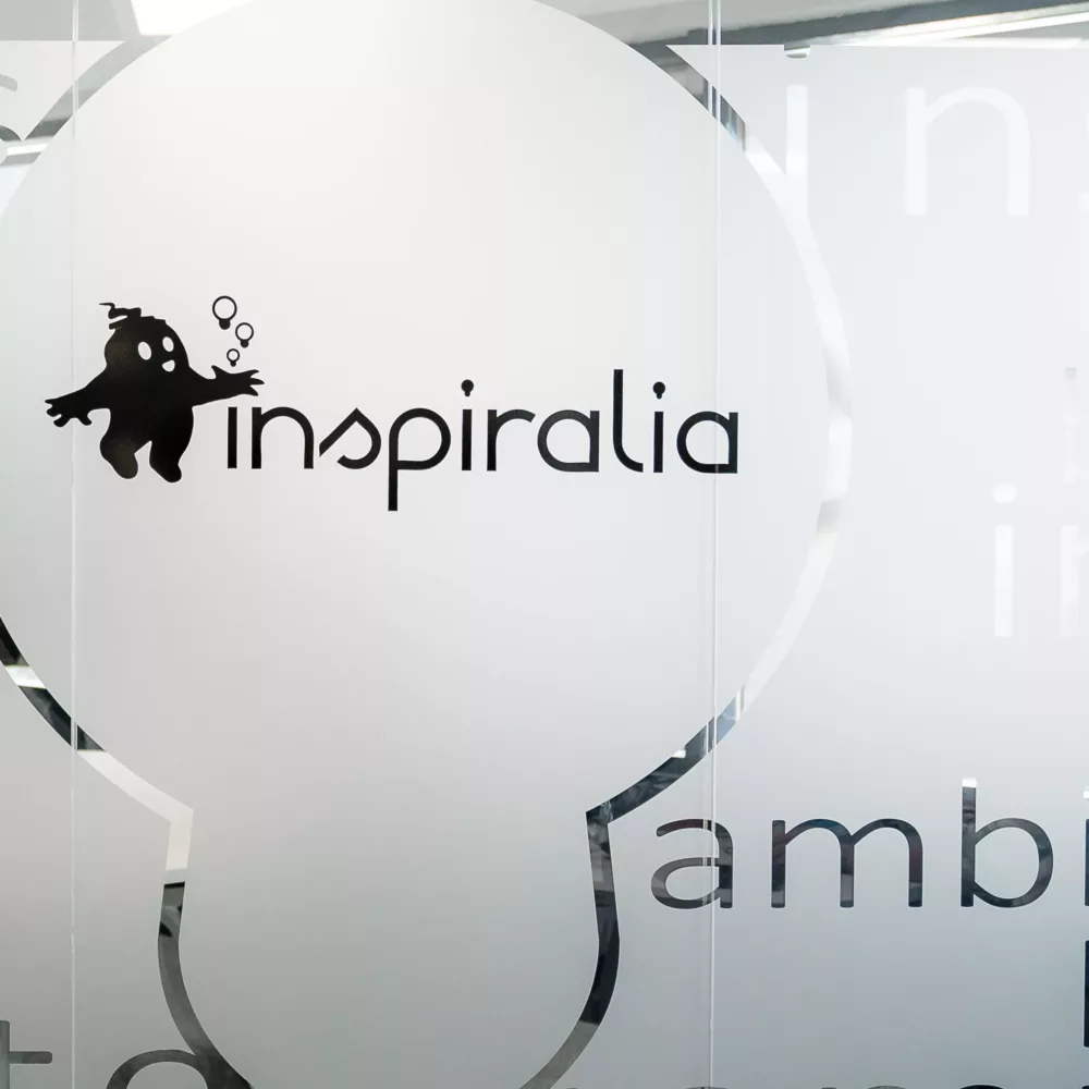 Bild von Inspiralia Logo auf Meeting Raum